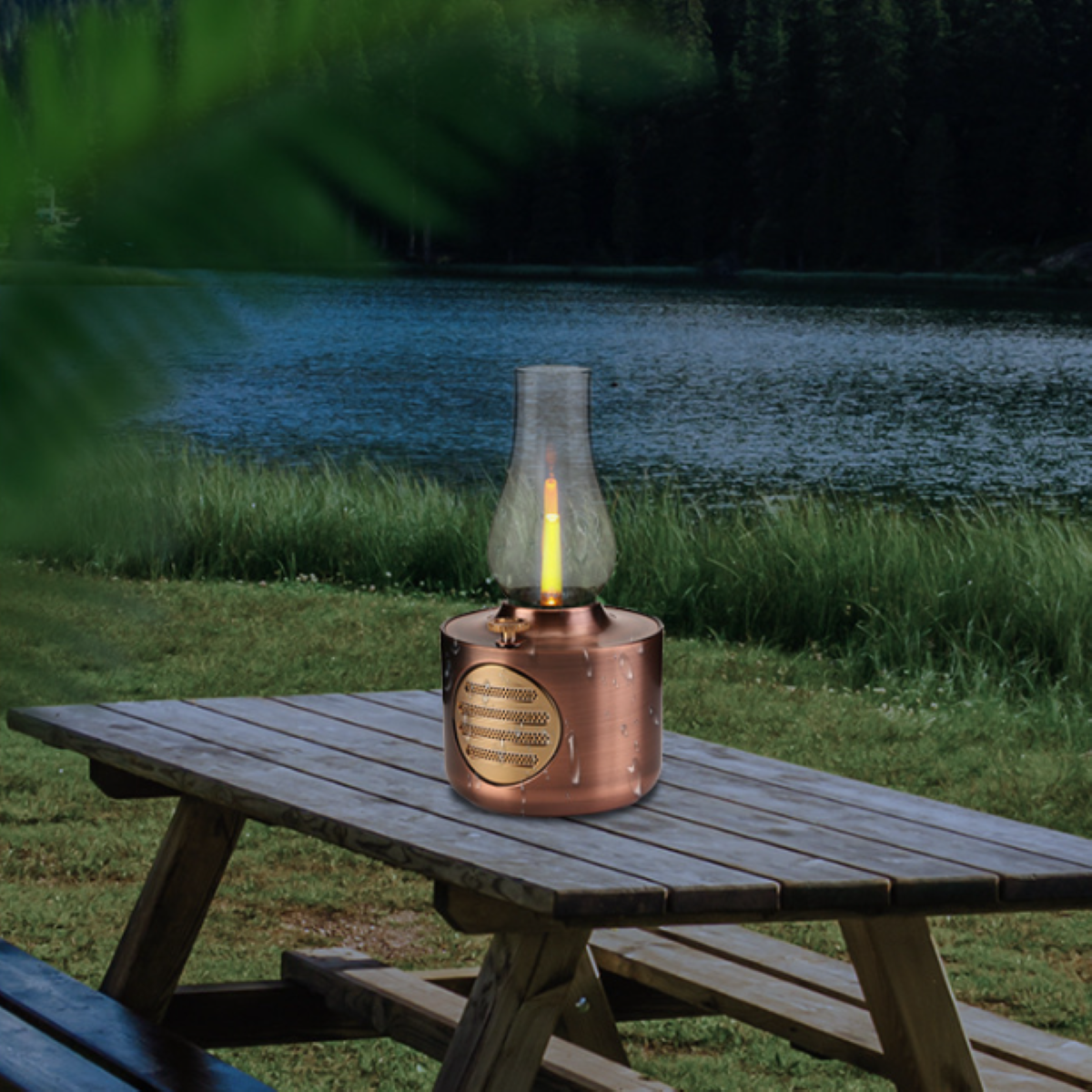 Kupferfarbene Laterne auf einem hölzernen Picknicktisch mit See und Bäumen im Hintergrund.