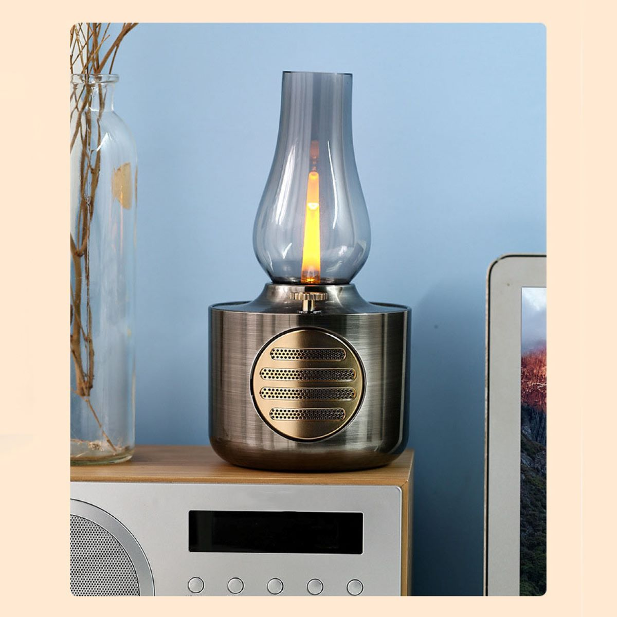 Dekorative Lampe mit Glasaufsatz und Lautsprecher. Auf einer Holzoberfläche platziert.