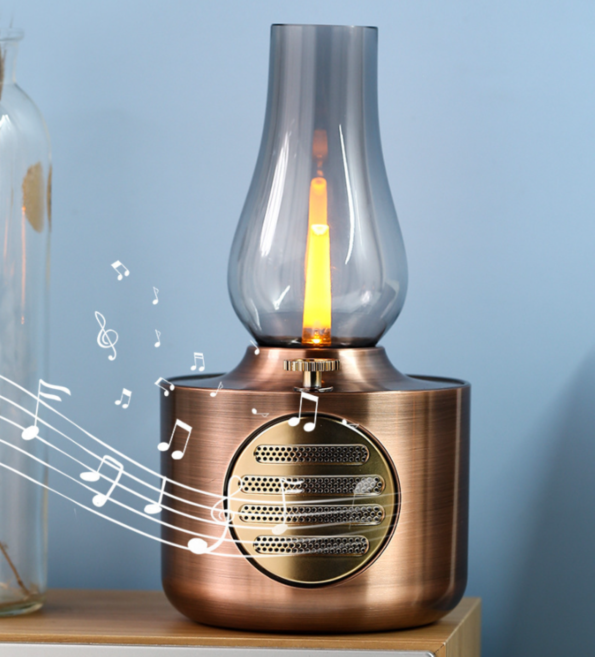 Dekorativer Lautsprecher mit kerzenartiger Flamme. Noten schweben herum. Bronze- und Glasdesign.