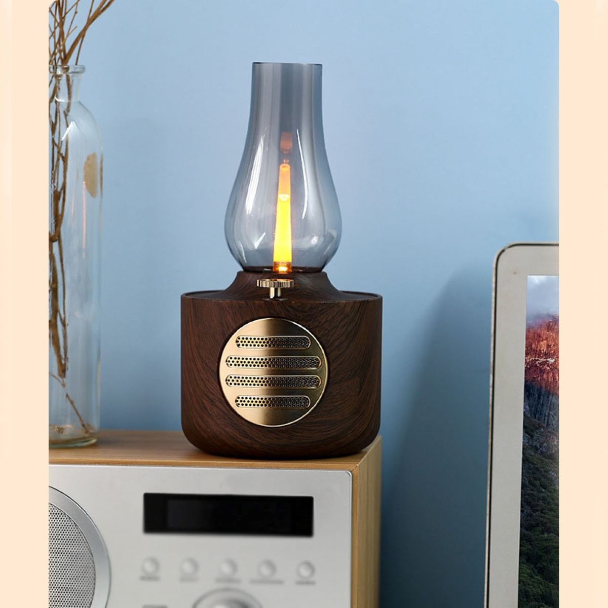 Holzlampe mit Glaskuppel, beleuchtet mit einer flammenartigen Glühbirne, auf einem Regal platziert.