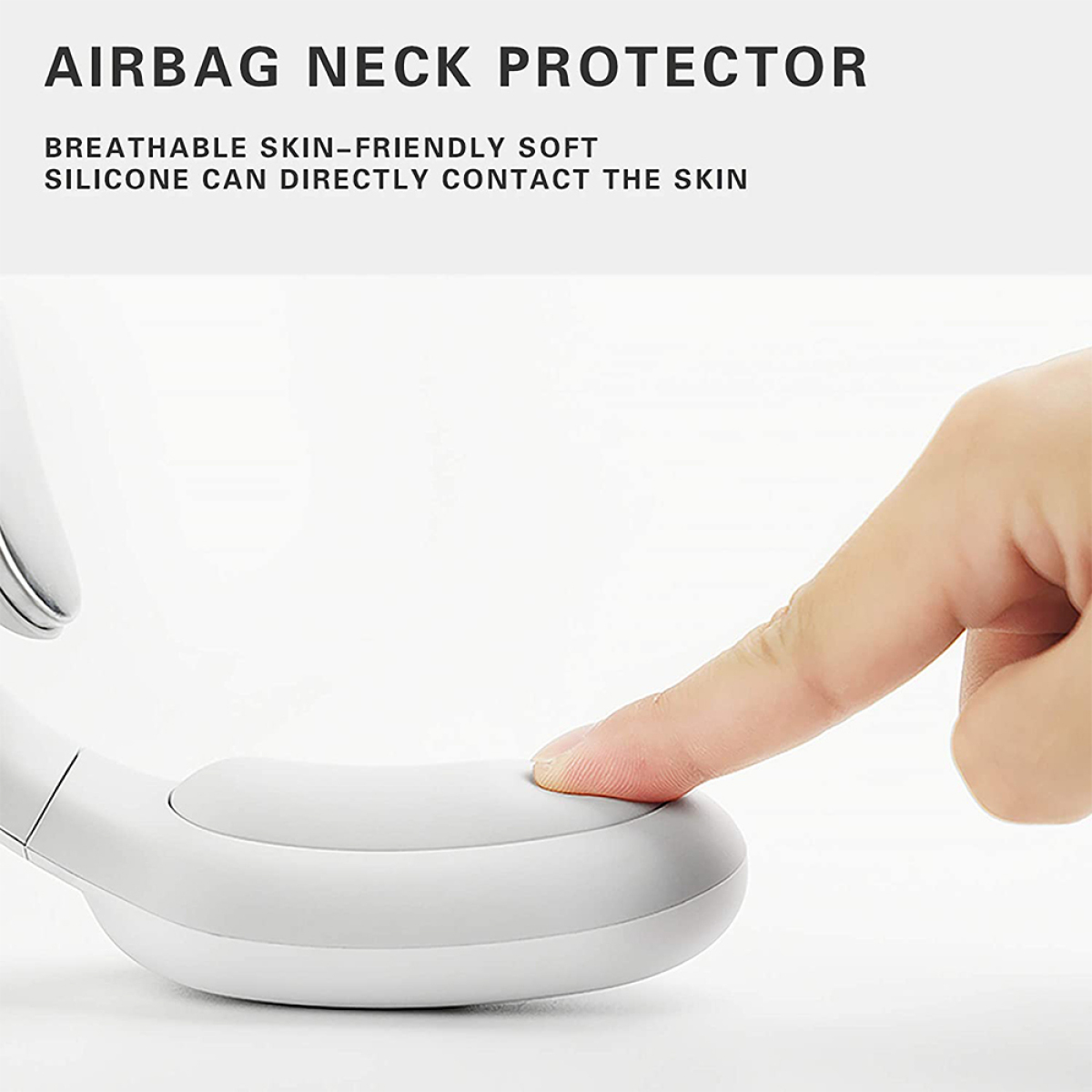 Ein Finger berührt einen Airbag-Nackenschutz, der weiß und grau ist.