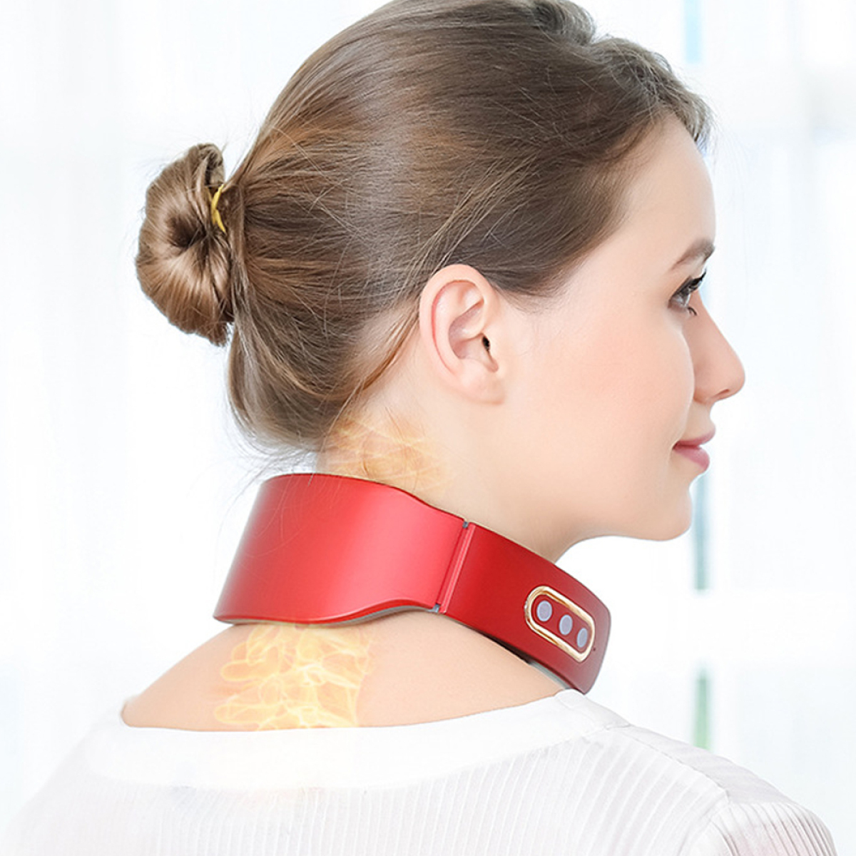Frau mit rotem Nackenmassagegerät. Gerät um Hals und Rücken. Wirbelsäule hervorgehoben.