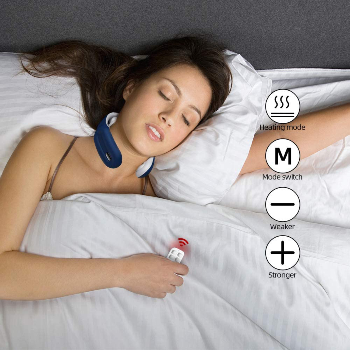 Frau liegt im Bett mit Nackenmassagegerät und Fernbedienung.
