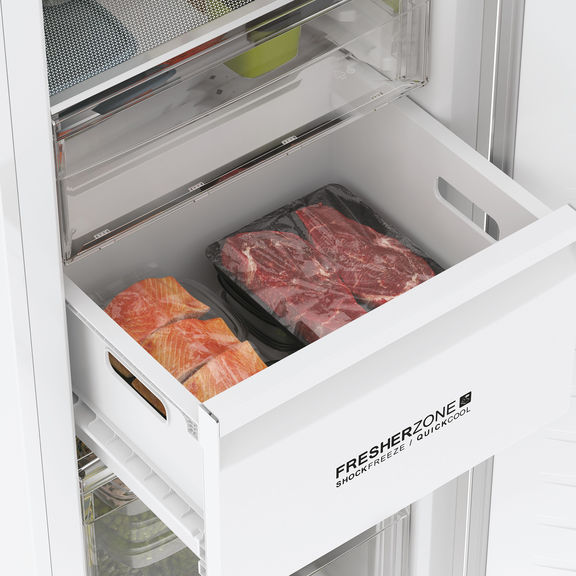 Im Kühlschrank sind Schubladen mit Lachs und Fleisch sichtbar. Die Schubladen sind weiß. Der Hintergrund ist weiß.