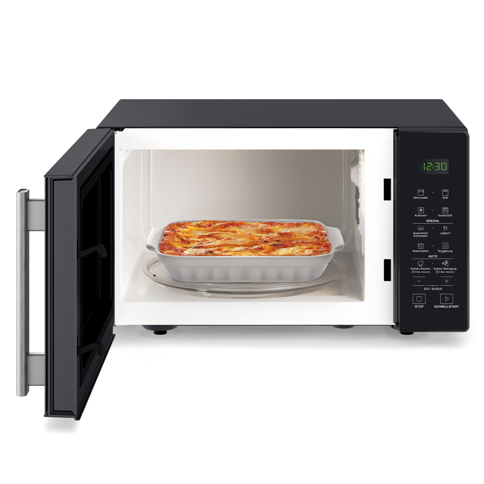 Ein Mikrowellenherd mit einer Lasagneschale im Inneren. Der Ofen ist schwarz mit digitaler Anzeige.