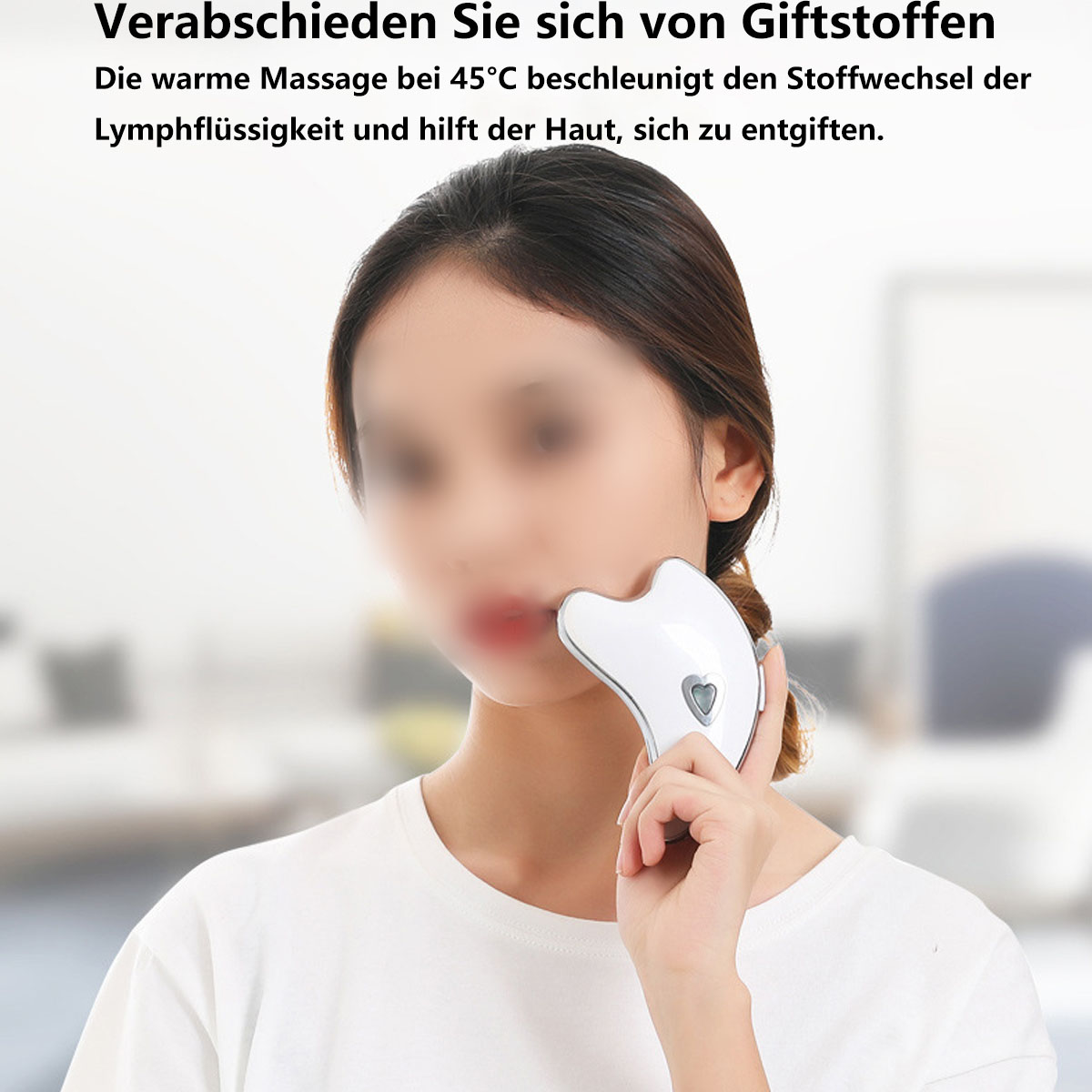 Frau, die ein weißes Gua-Sha-Werkzeug auf ihrem Gesicht verwendet. Das Werkzeug hat einen weißen Griff.