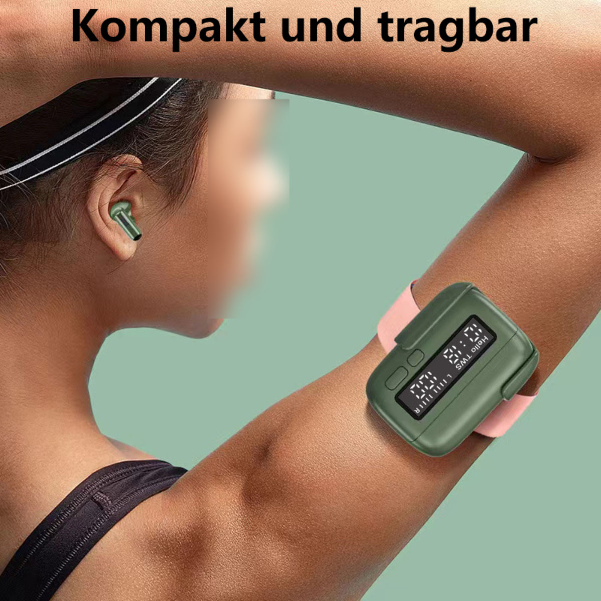 Eine Frau mit Ohrhörern und einem digitalen Gerät am Arm. Gerät zeigt Zeit und andere Metriken an.
