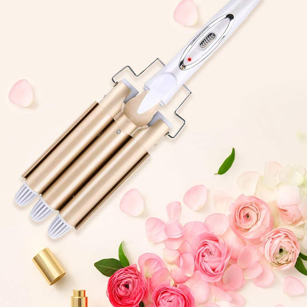 Ein gold-weißes Haarwellengerät mit rotem Licht, umgeben von Blumen.