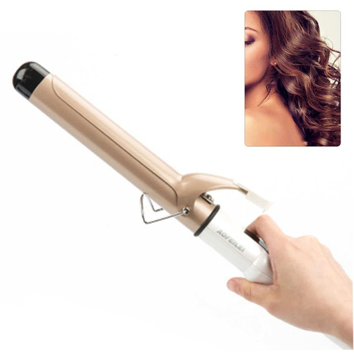 Haar-Lockenstab mit einer Haarprobe einer Frau. Gold-weißes Eisen, das Haar der Frau ist lockig.