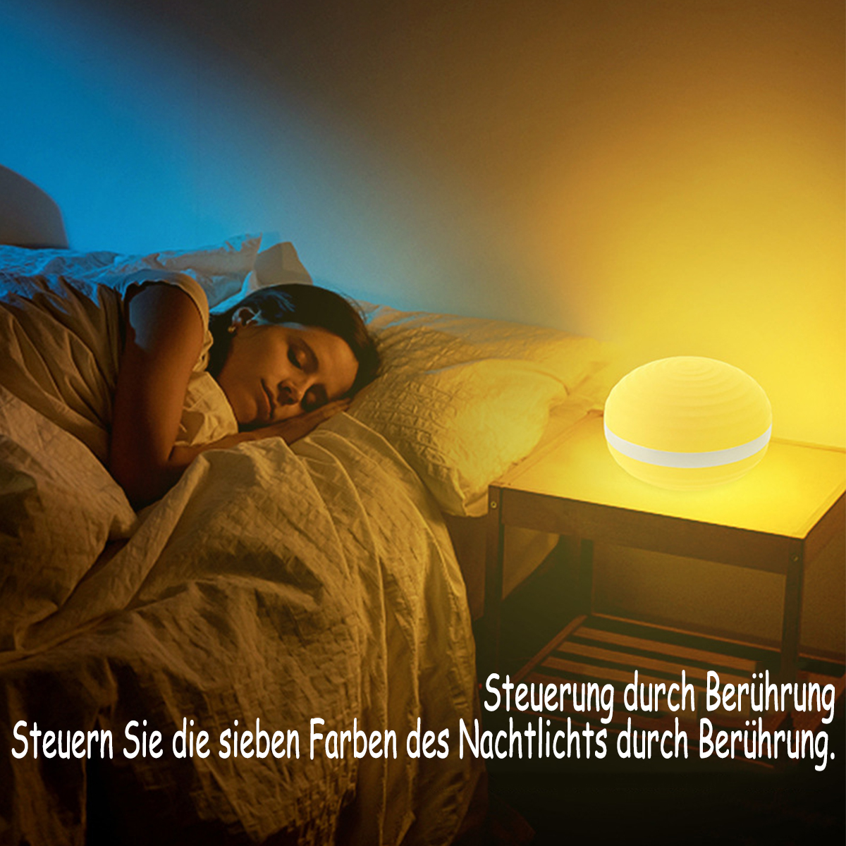 Eine Frau schläft im Bett. Ein Nachtlicht auf einem Tisch beleuchtet die Szene.