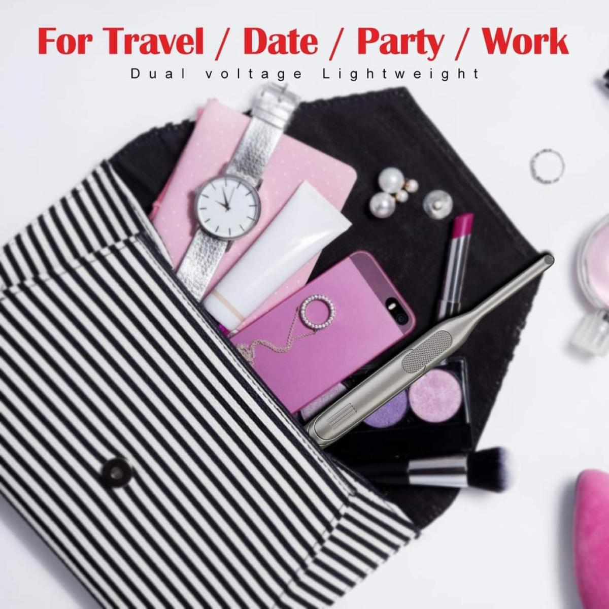 Eine schwarz-weiß gestreifte Tasche mit Make-up-Artikeln, die herausfallen. Ein pinkes Telefon, Uhr und Lippenstift.