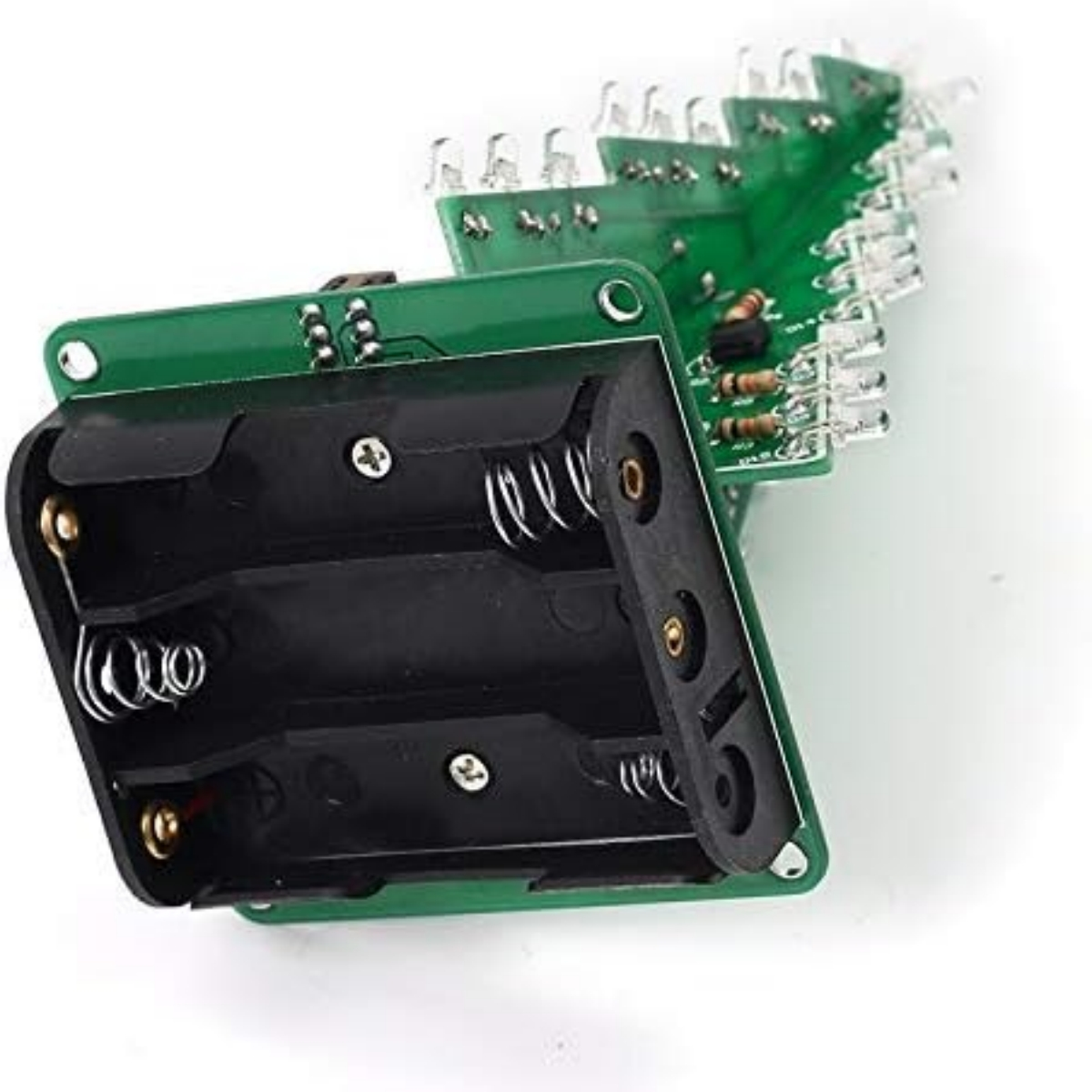Ein offener Batteriehalter mit drei eingelegten AA-Batterien auf weißem Hintergrund.