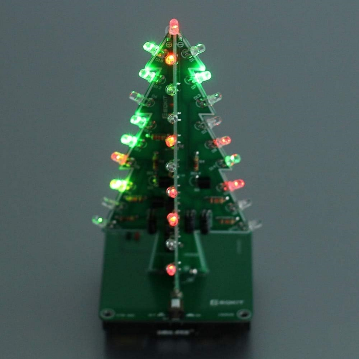 Elektronischer Weihnachtsbaum mit grünen und roten Lichtern.