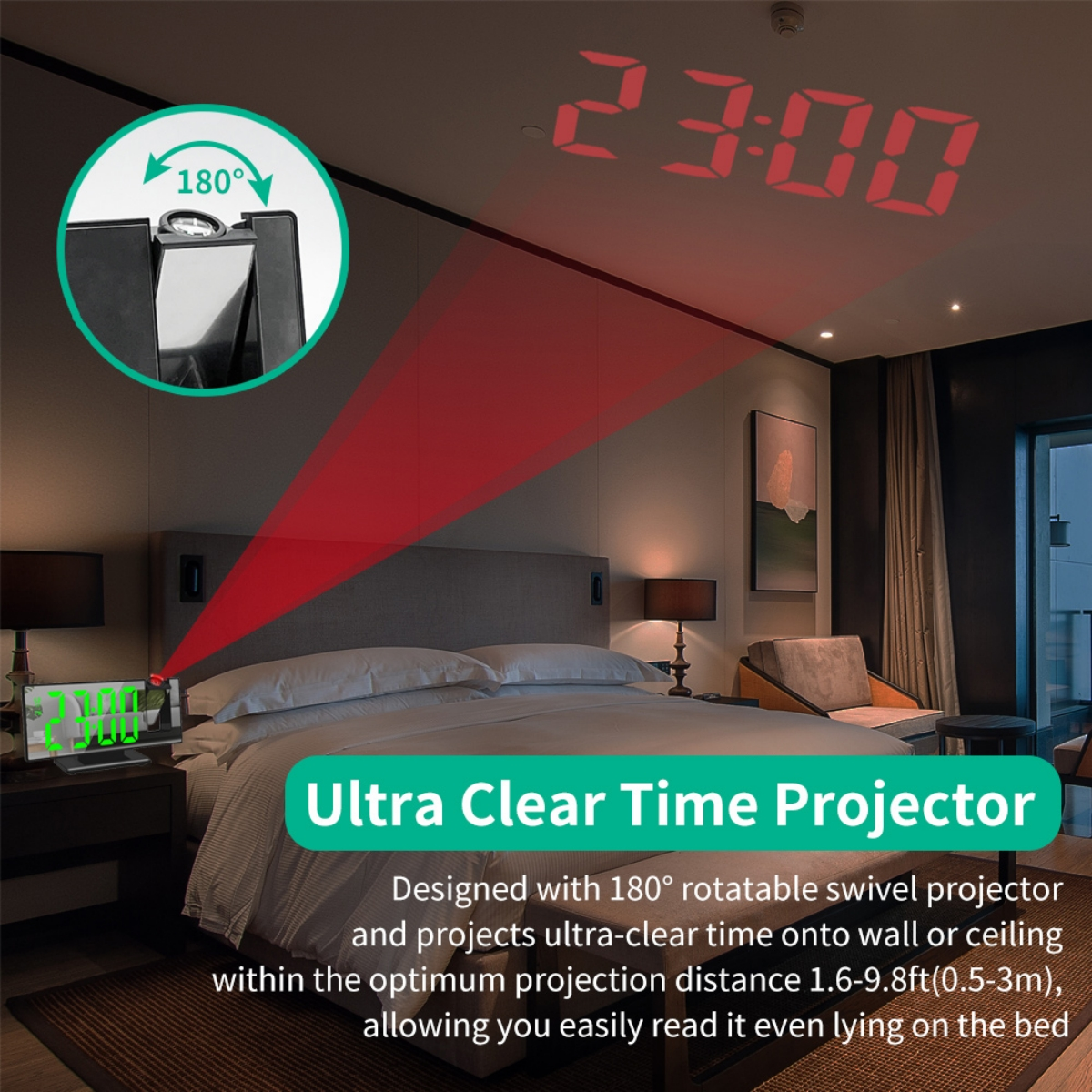 Ein Schlafzimmer mit einer Digitaluhr, die die Zeit an Wand und Decke projiziert. Zeigt die Zeit 23:00.