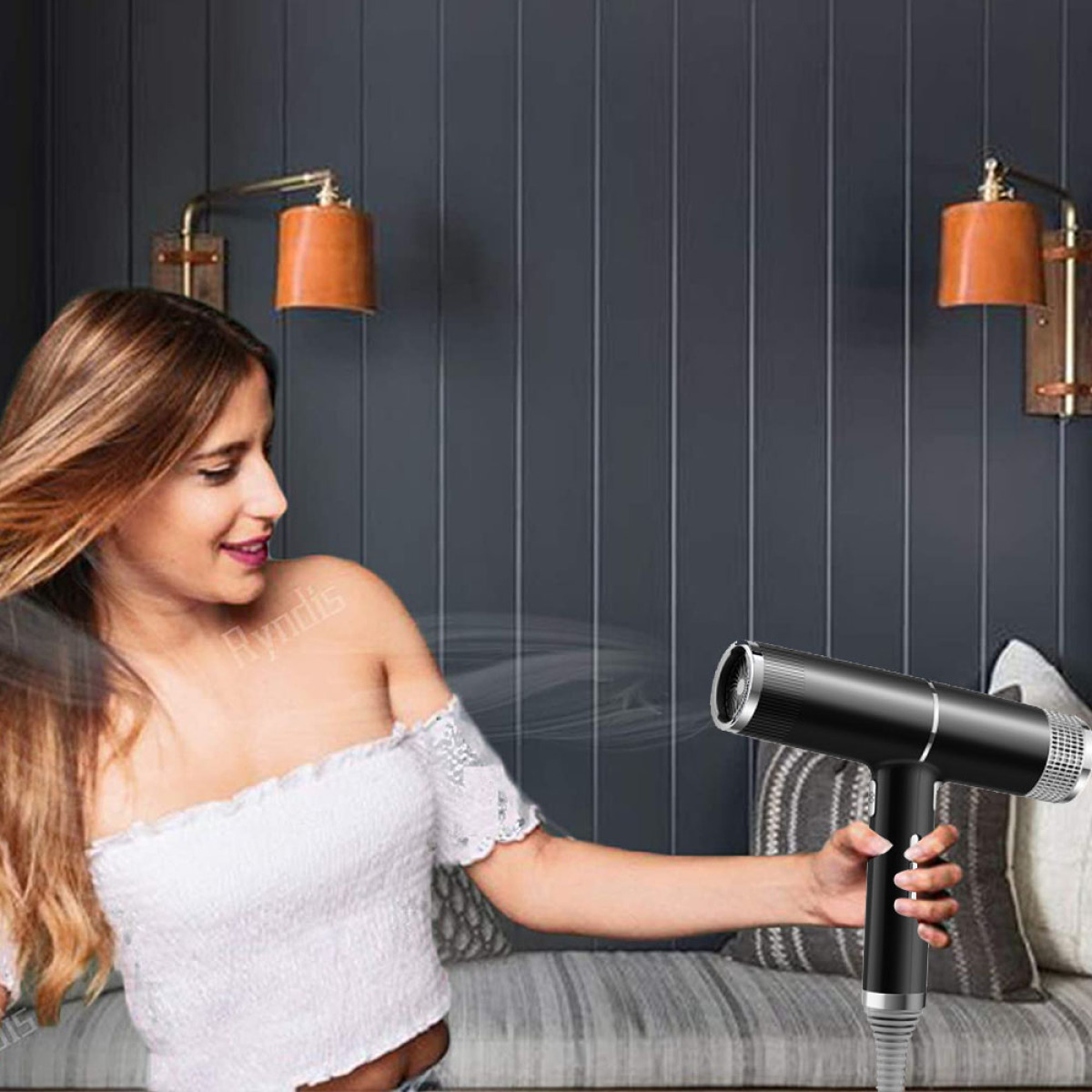 Frau, die einen schwarzen Haartrockner benutzt, Haare föhnt. Hintergrund: dunkle Wand mit Lampen. Sie lächelt.
