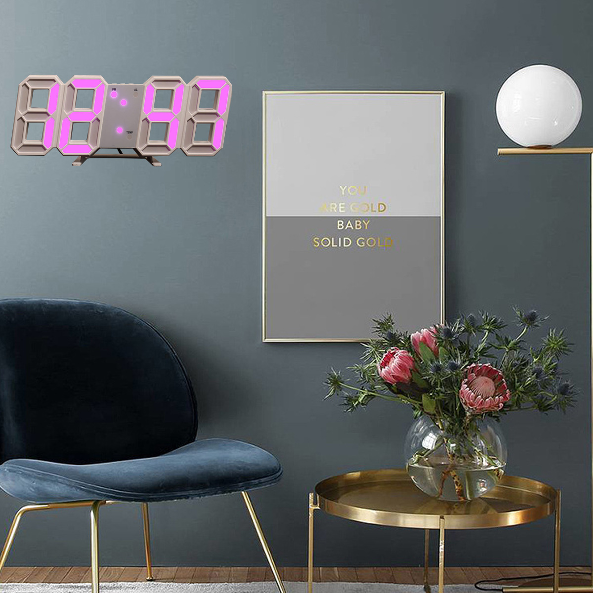 Digitaluhr mit pinkfarbenen Zahlen. Ein Gemälde und eine Lampe dahinter.