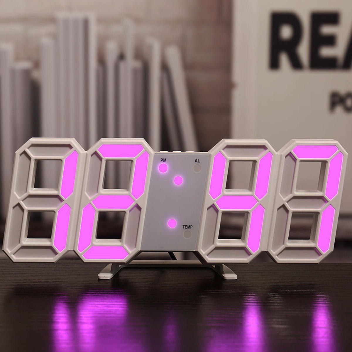 Digitaluhr zeigt 89:89 in Pink, auf dunkler Oberfläche, modernes Design.