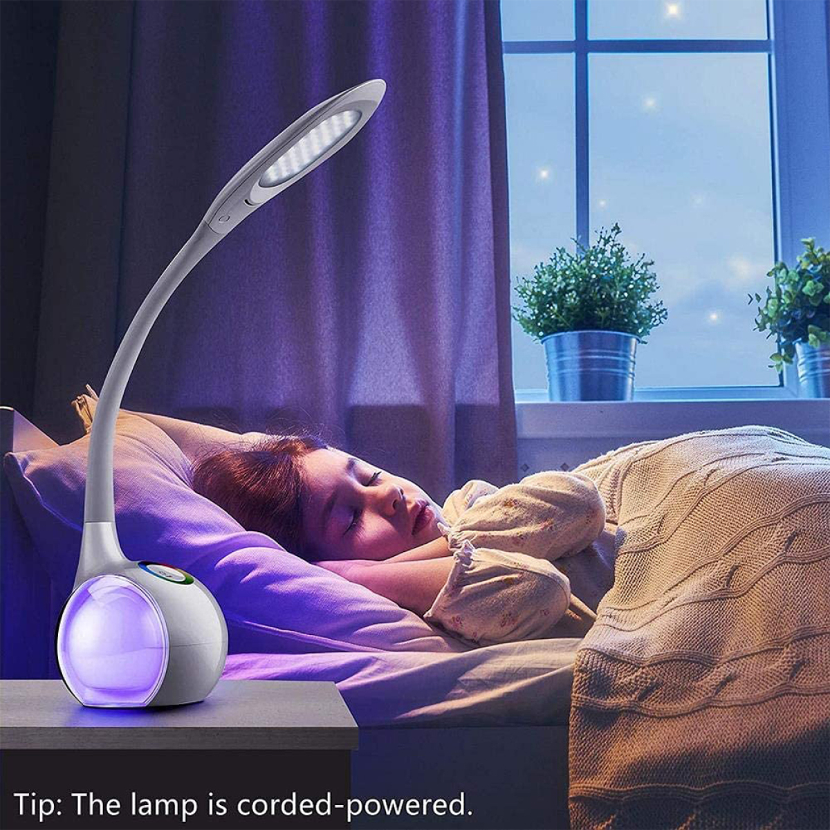 Mädchen schläft im Bett mit Schreibtischlampe und blau-lila-weißem Farbschema.