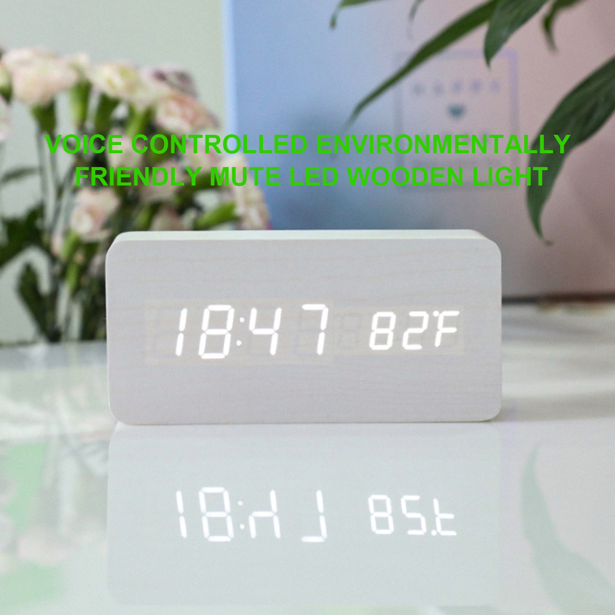 Weißer Holzwecker mit der Uhrzeit 18:47 und 82F. Spiegelung sichtbar. Text über der Uhr.