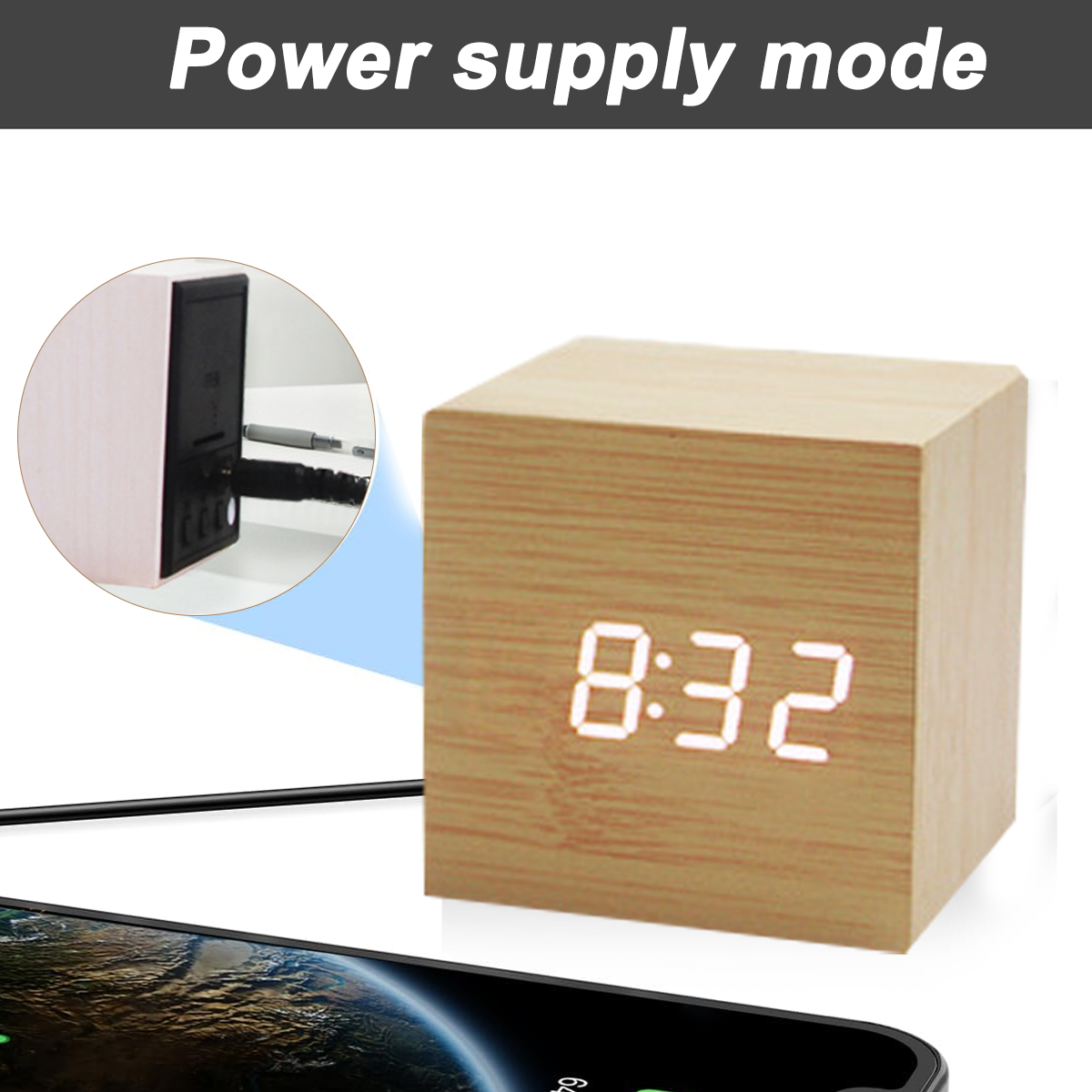 Holzwürfeluhr zeigt 8:32, mit ladendem Telefon und USB-Kabel.
