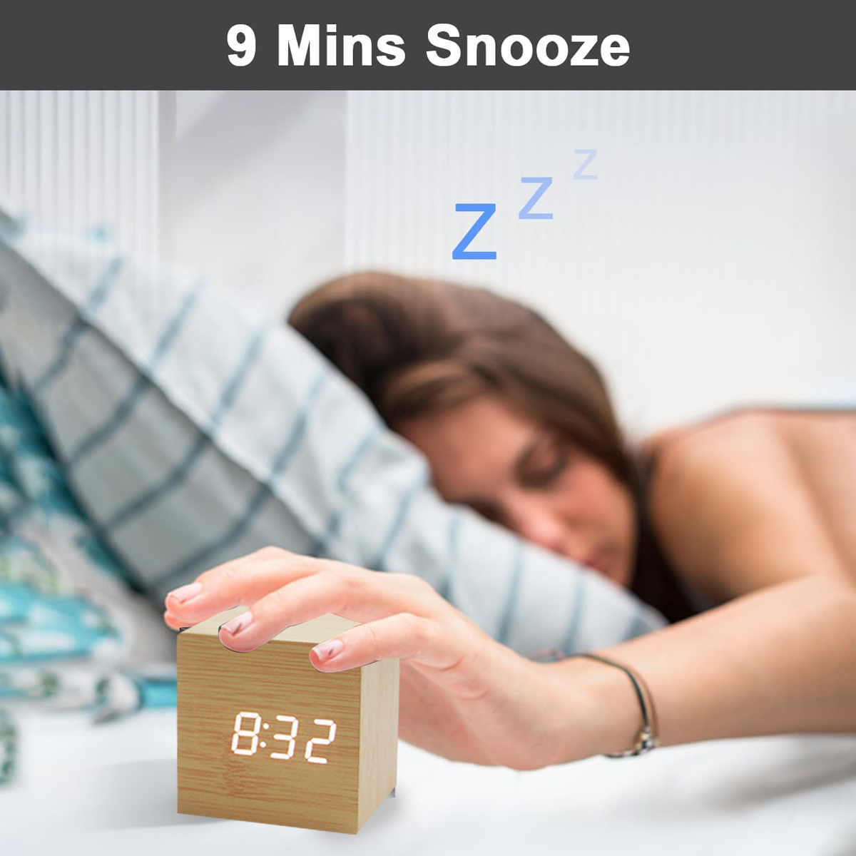 Eine Frau greift nach einer digitalen Holzuhr. Die Uhr zeigt „8:32“ und „9 Min. Schlummern“.