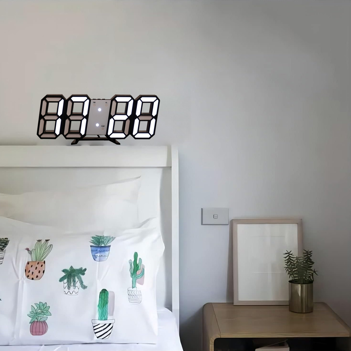 Digitaluhr an der Wand, zeigt 08:28. Die Uhr hat ein modernes Design und sticht hervor.