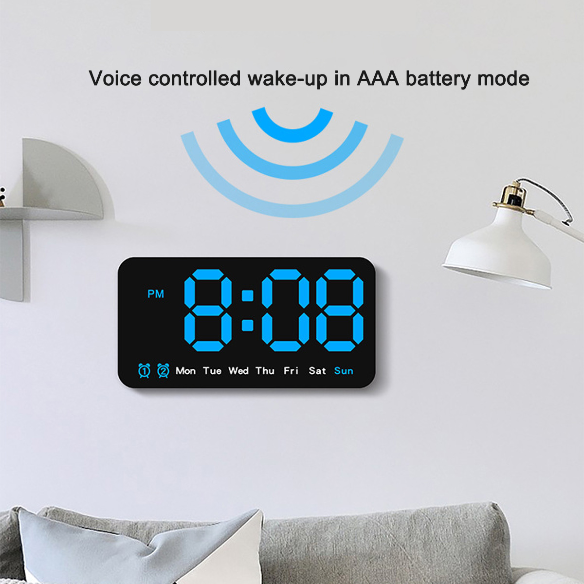 Ein digitaler Wecker zeigt 20:08 Uhr an. Die Uhr ist schwarz mit blauen Ziffern und an einer weißen Wand.