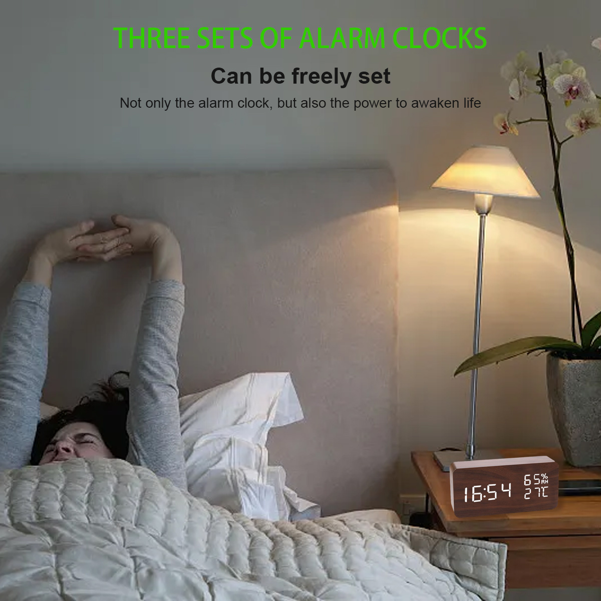 Frau im Bett mit Wecker. Wecker zeigt Zeit und Temperatur. Lampe.