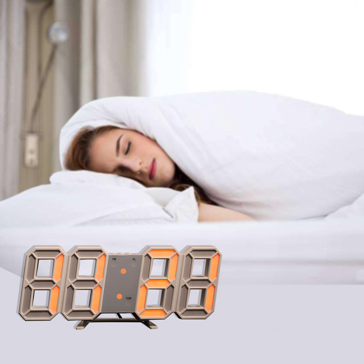 Eine Frau schläft unter einer weißen Decke, neben einem digitalen Wecker mit orangefarbenen Ziffern.