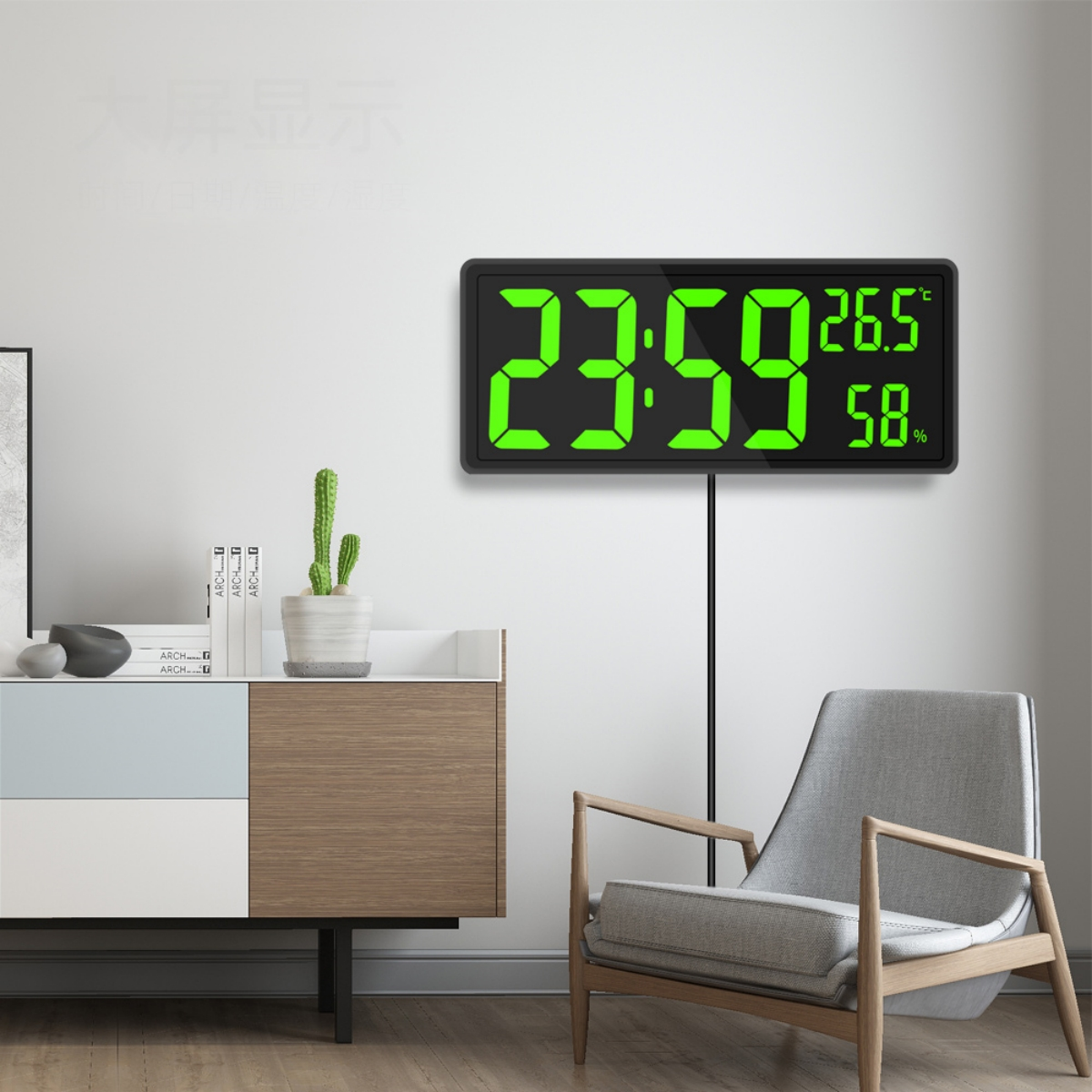 Digitaluhr an der Wand, Anzeige 23:59, 26,5 Grad und 58 %. Die Uhr ist schwarz.