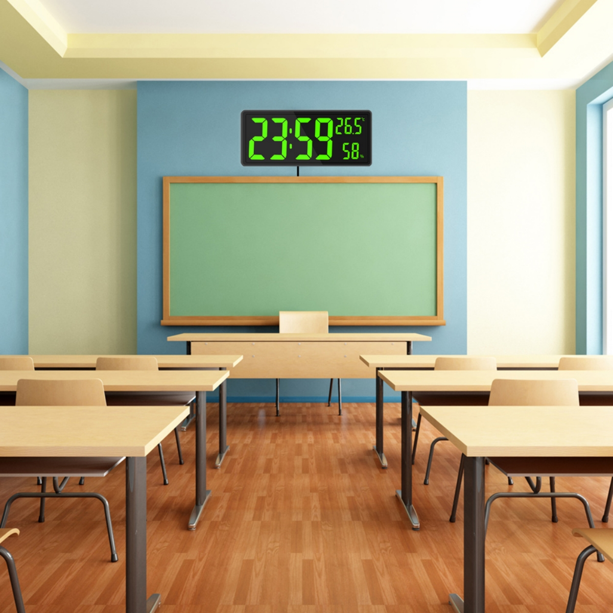 Digitaluhr mit Zeit und Temperatur in einem Klassenzimmer. Grüne Tafel dahinter.