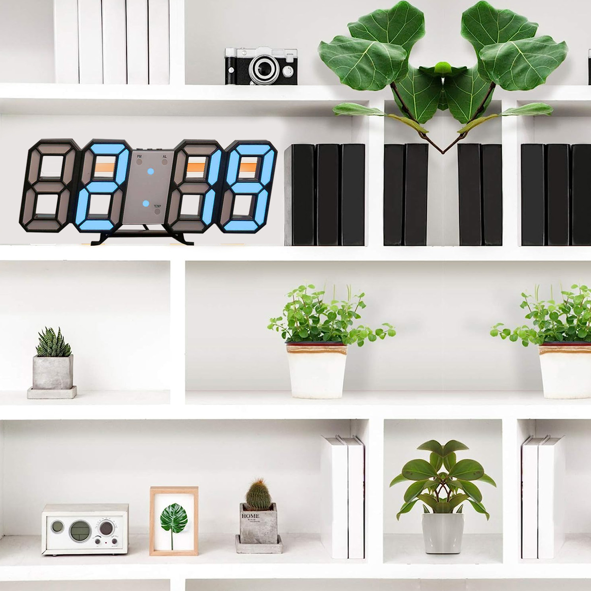 Weiße Regale mit verschiedenen Gegenständen: eine Digitaluhr, eine Kamera, Bücher, Pflanzen und dekorative Gegenstände. Modernes Design.