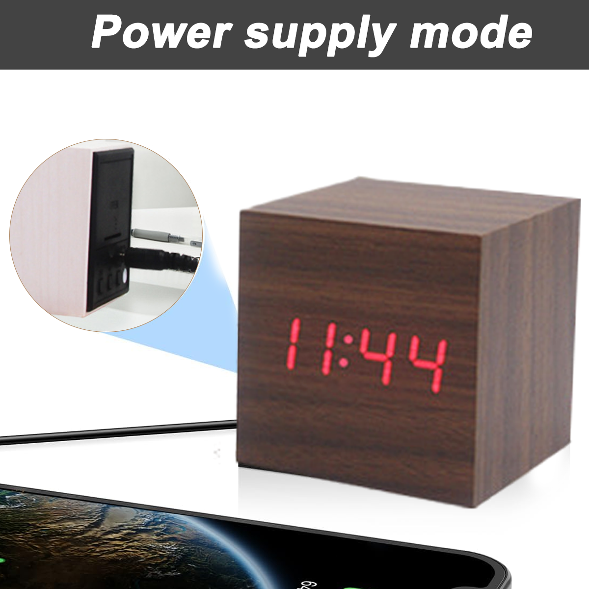 Holzwürfeluhr zeigt 11:44 an. Telefon neben der Uhr.
