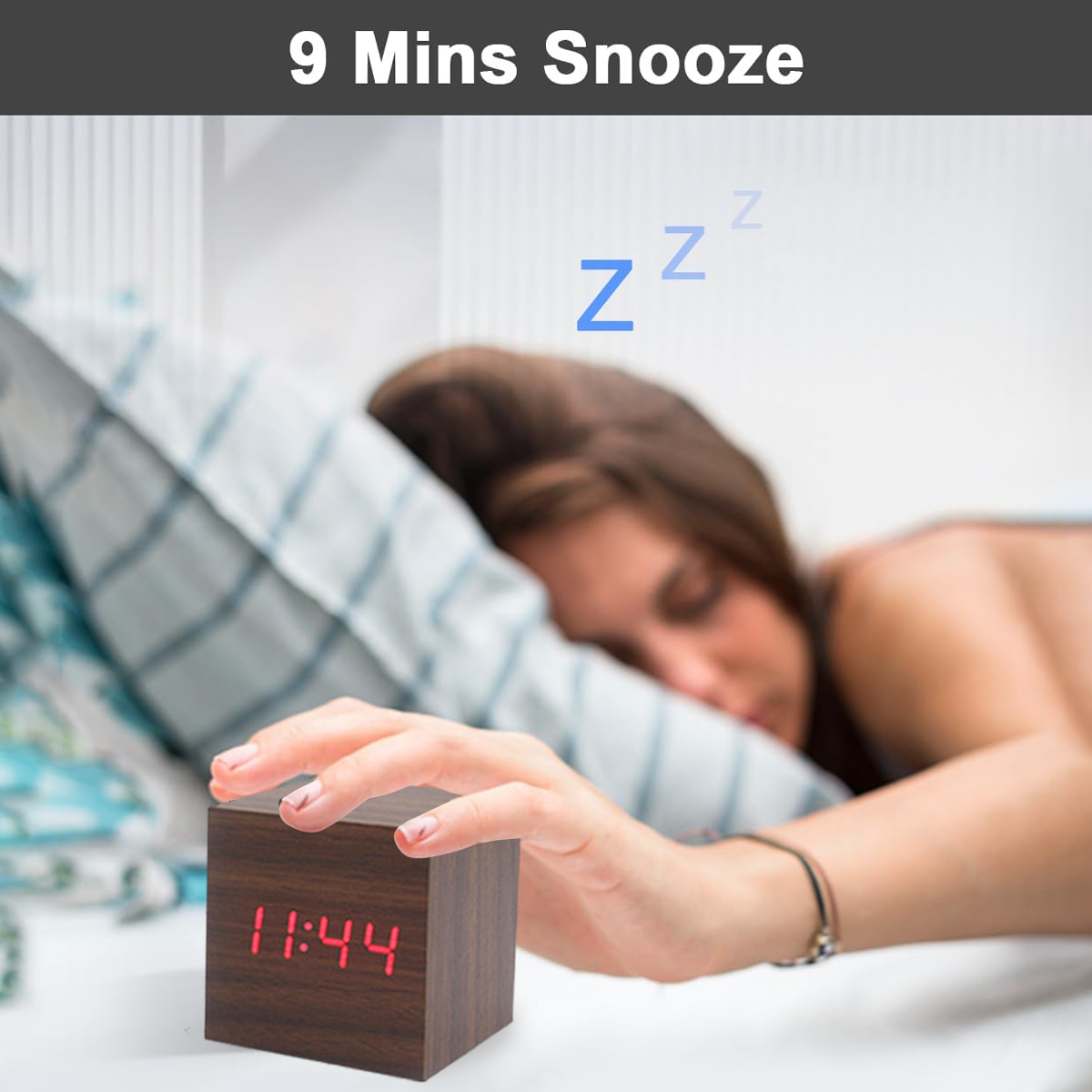 Wecker zeigt 11:44, eine Frau im Bett und Text '9 Min. Schlummerfunktion'.