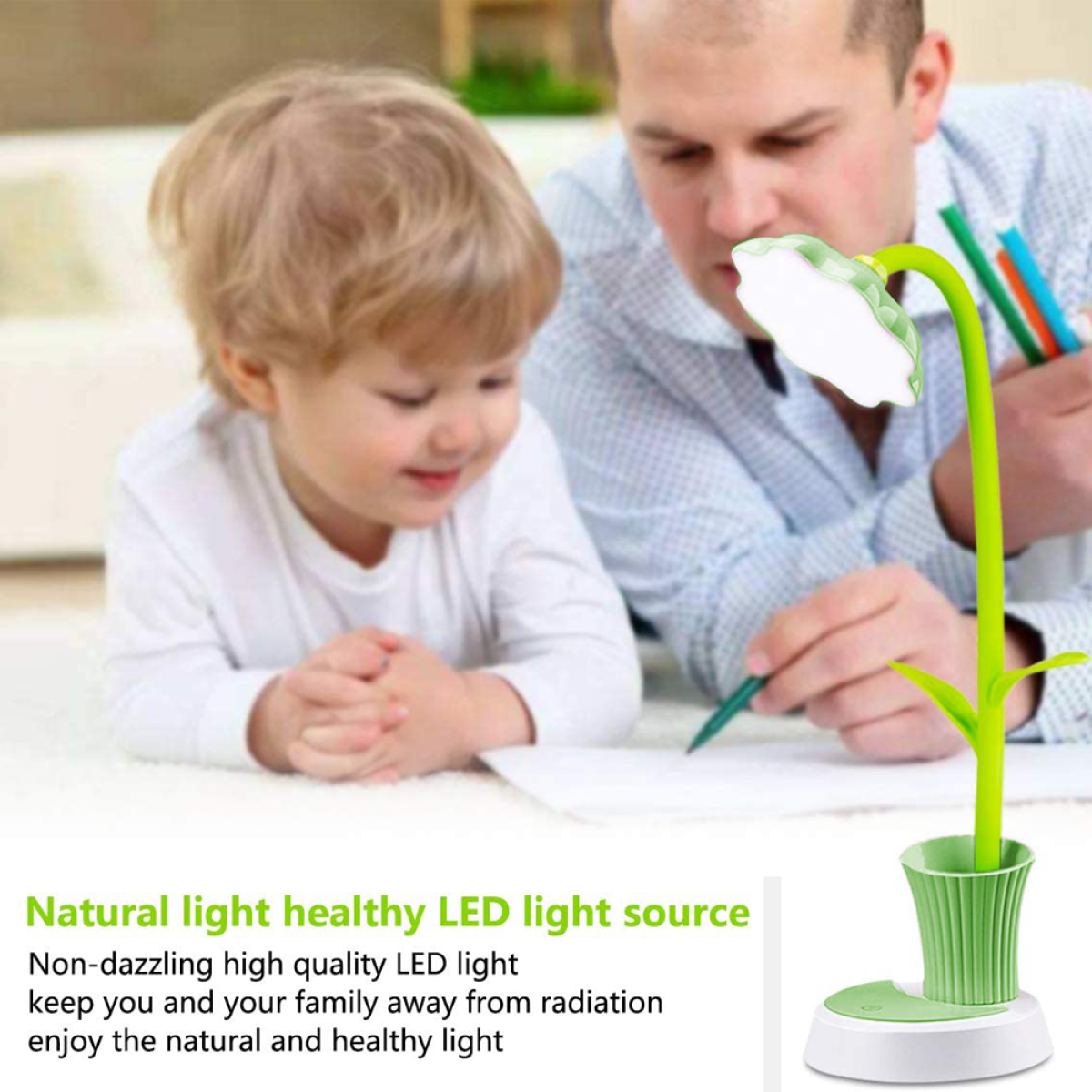 Ein Vater und ein Kind sitzen in der Nähe einer blütenförmigen Lampe mit grünem Stiel und Leuchtkopf.