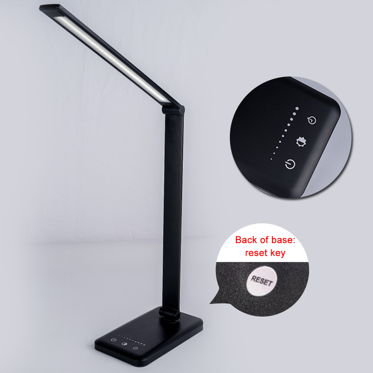 Schwarze Schreibtischlampe mit rechteckigem Sockel und verstellbarem Lichtfeld, mit Reset-Taste hinten.