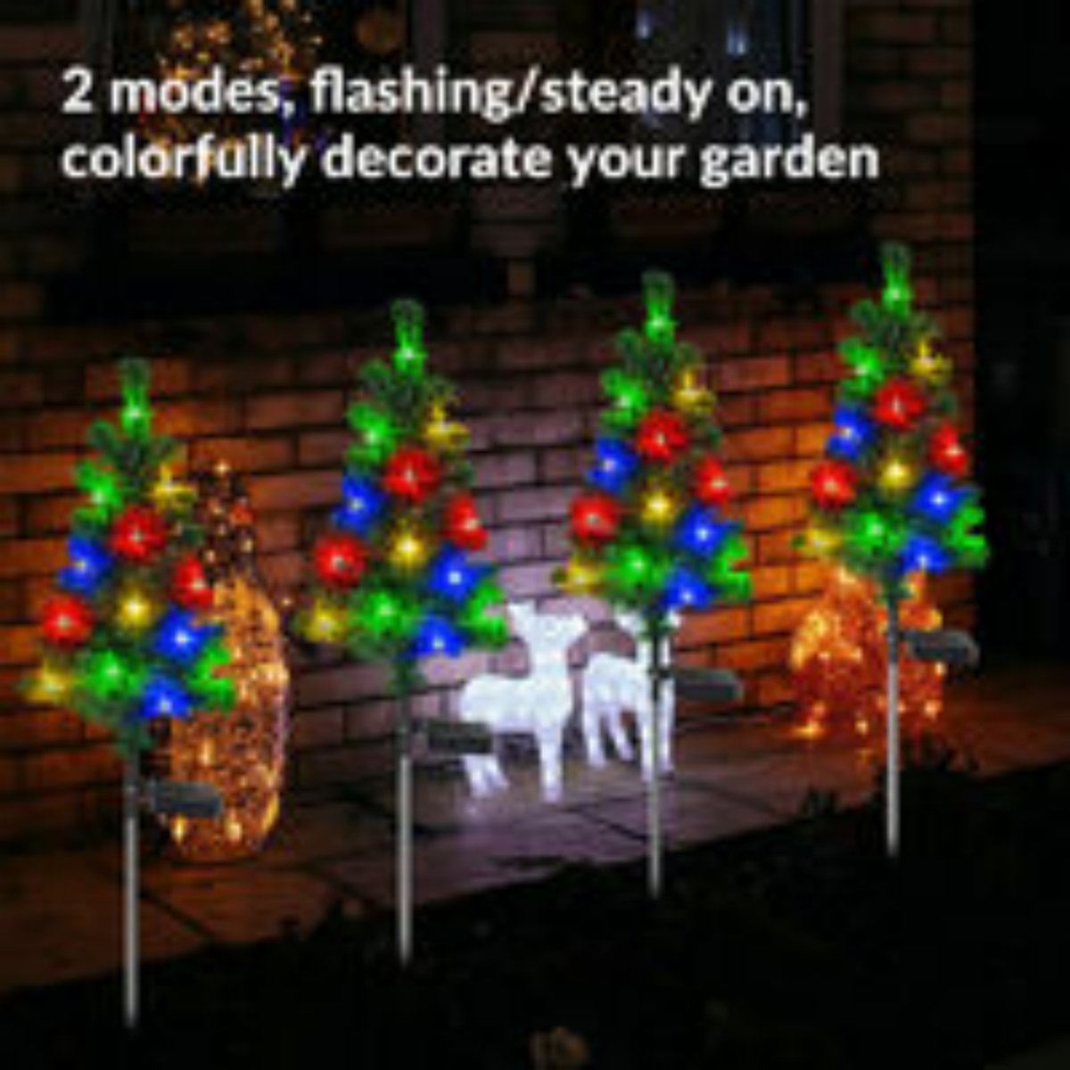 Weihnachtsbaumschmuck mit Lichtern. Zwei weiße Rentierfiguren im Hintergrund.
