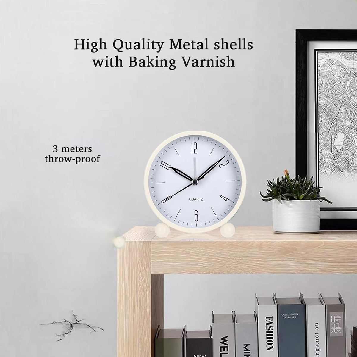 Weiße Uhr auf einem Regal. Schwarze Zahlen und Zeiger. Bücher sind sichtbar.