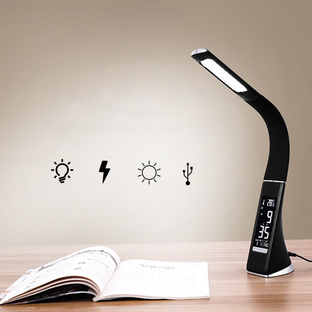 Schwarze Schreibtischlampe mit Digitalanzeige, offenem Buch und Symbolen auf hellbraunem Hintergrund.