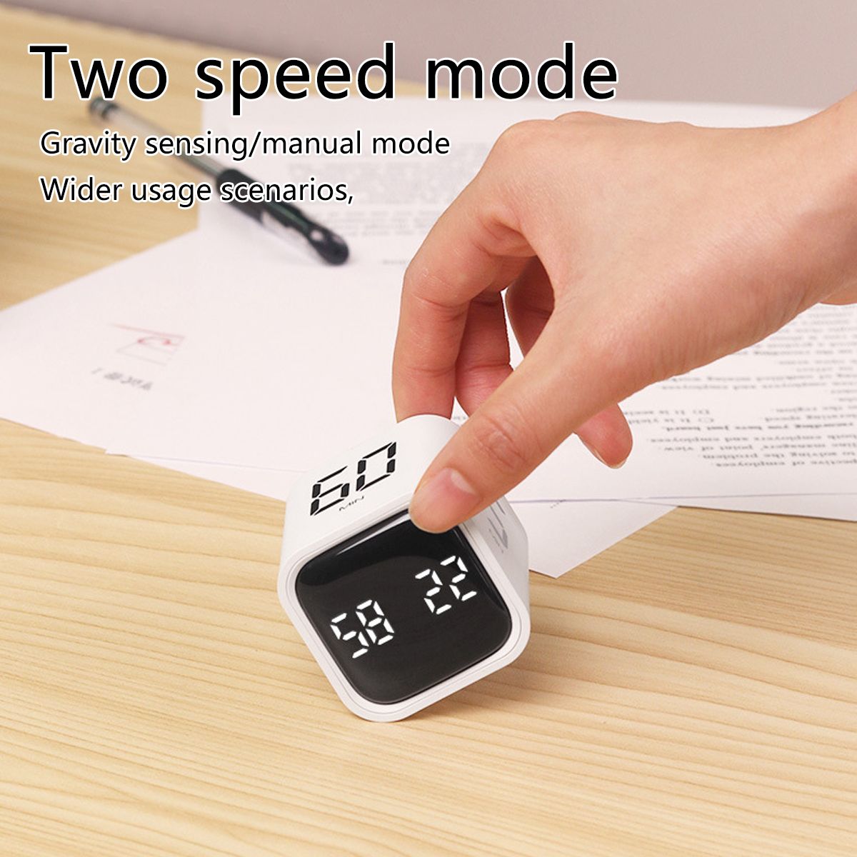 Eine Hand hält einen weißen Würfel-Timer. Der Timer zeigt 58:22 und 60 an. Im Hintergrund sind Papiere und ein Stift.