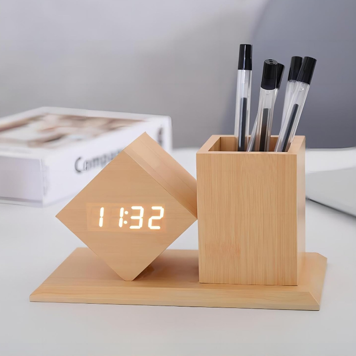 Holzwürfeluhr und Stifthalter, die die Zeit anzeigen, auf einem weißen Tisch.