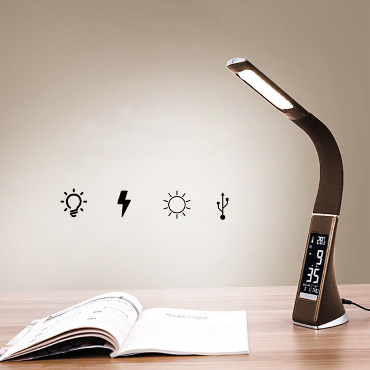 Schreibtischlampe mit Digitaluhr, Buch und Symbolen für Licht, Blitz, Sonne und USB an der Wand.