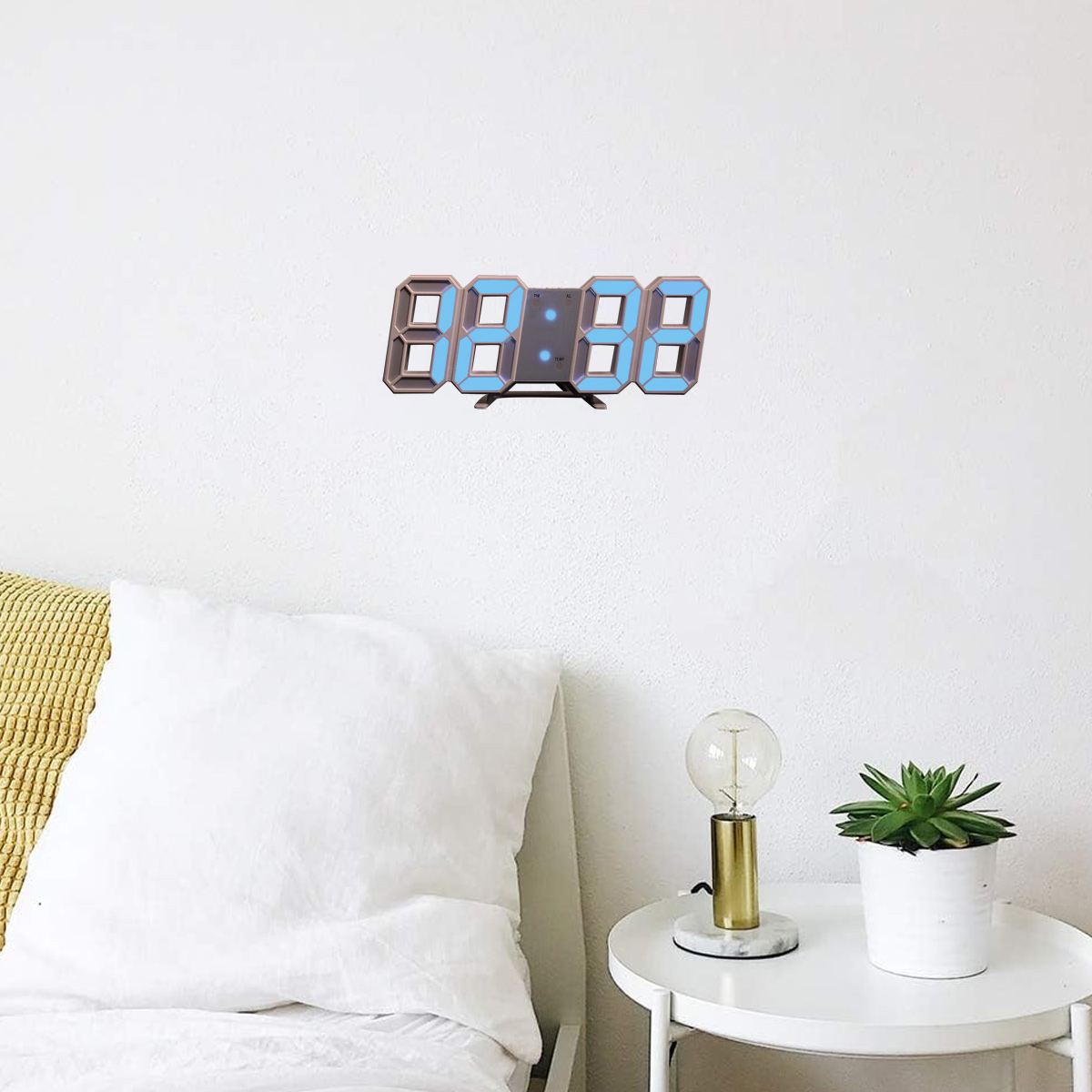 Eine Digitaluhr, die die Zeit anzeigt, hängt an einer weißen Wand über einem weißen Tisch.