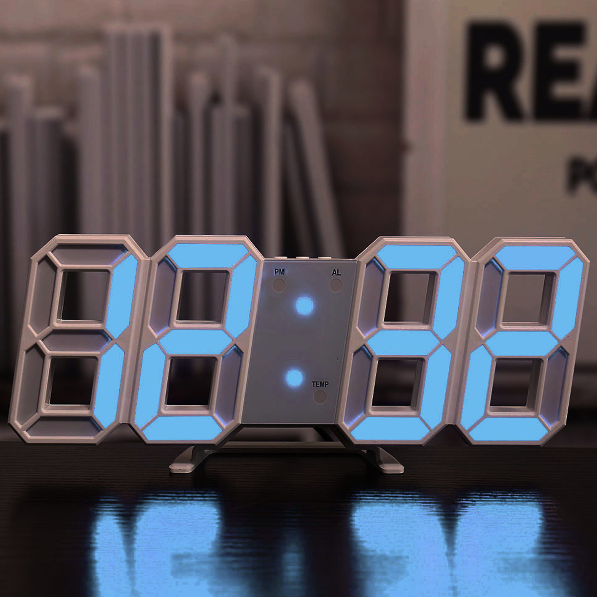 Digitaluhr zeigt 89:89 in Blau, auf dunkler Oberfläche, modernes Design.
