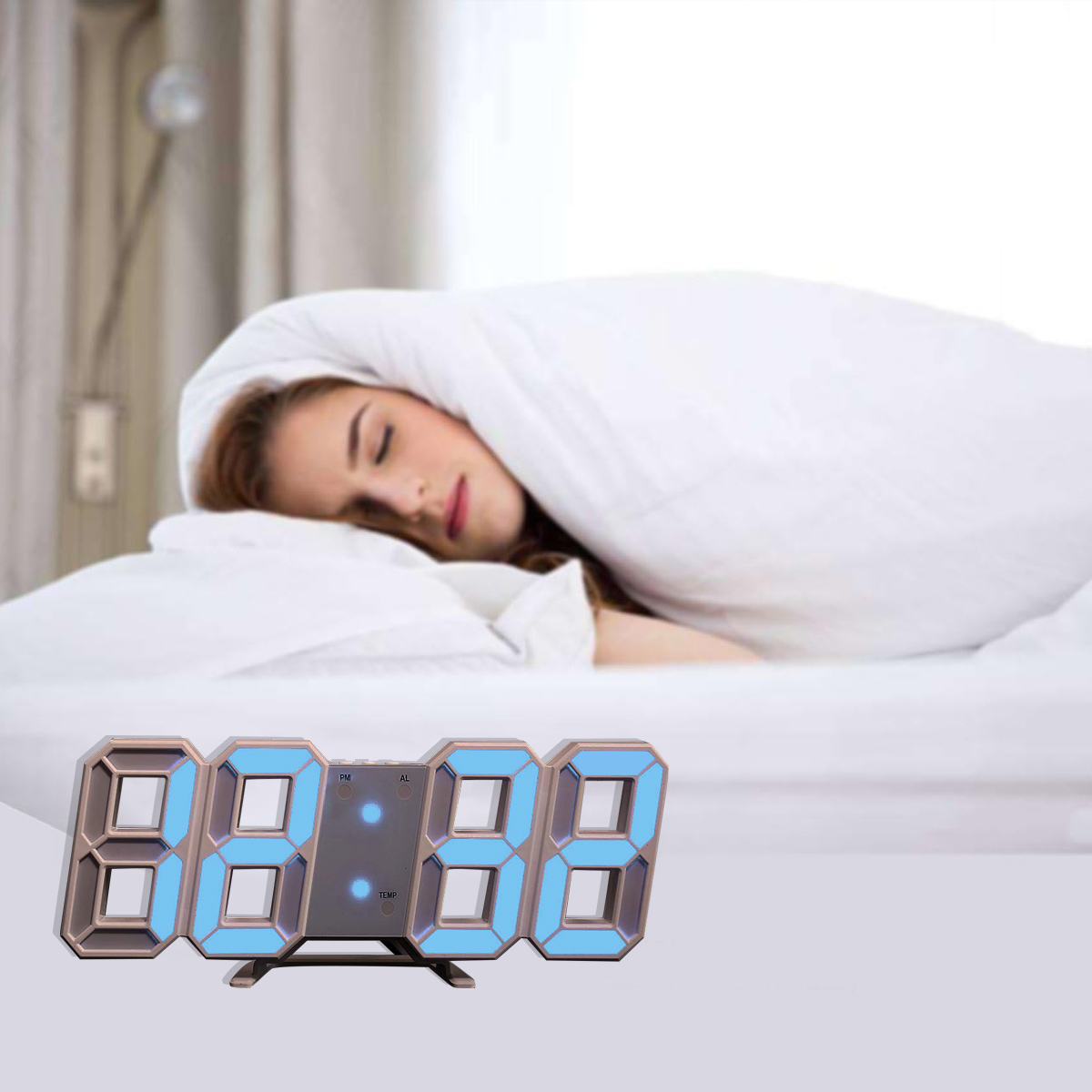 Frau schläft unter einer Decke. Eine Digitaluhr mit blauen Ziffern ist sichtbar.