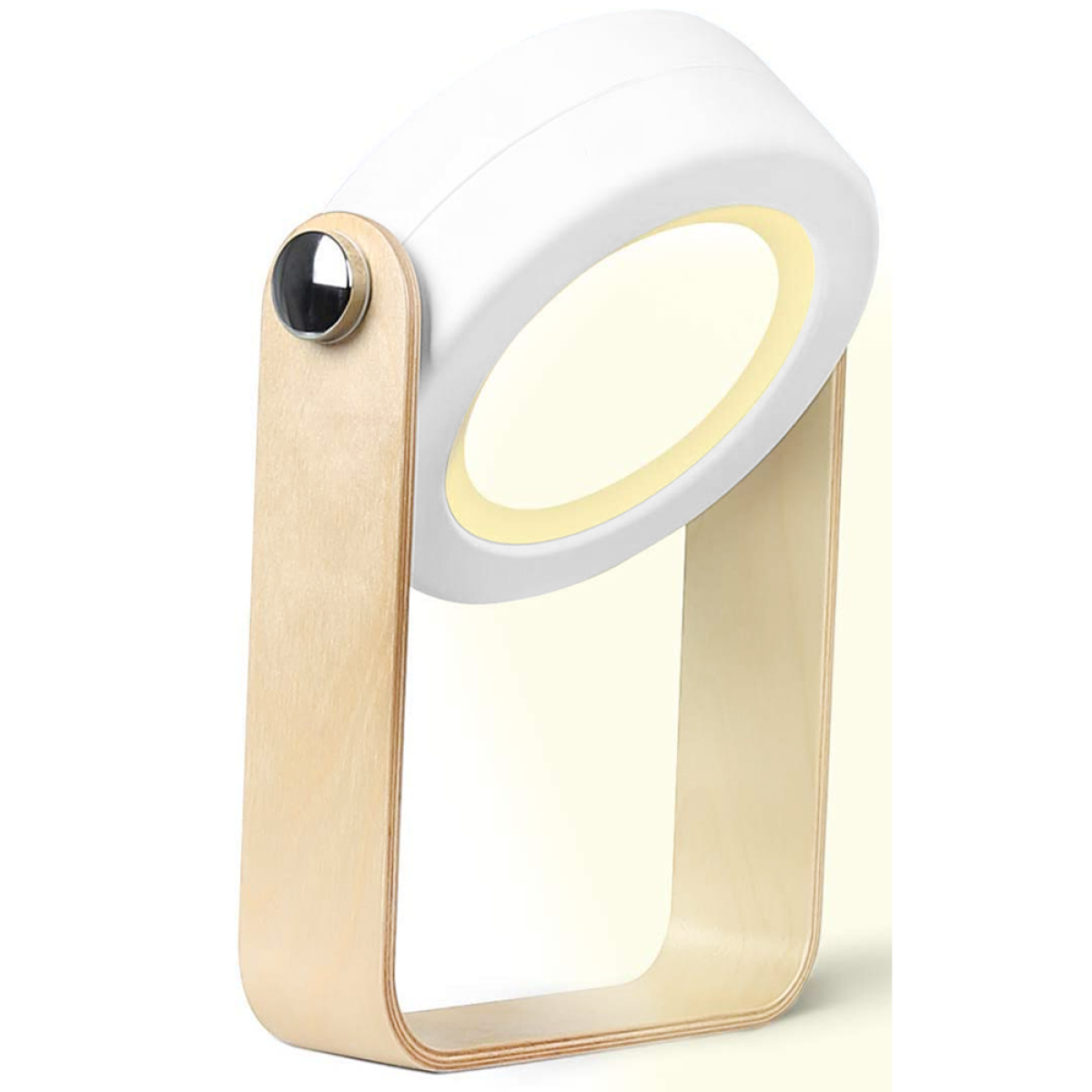 Eine weiß- und holzfarbene Lampe. Sie hat einen abgerundeten Kopf und einen Holzfuß.