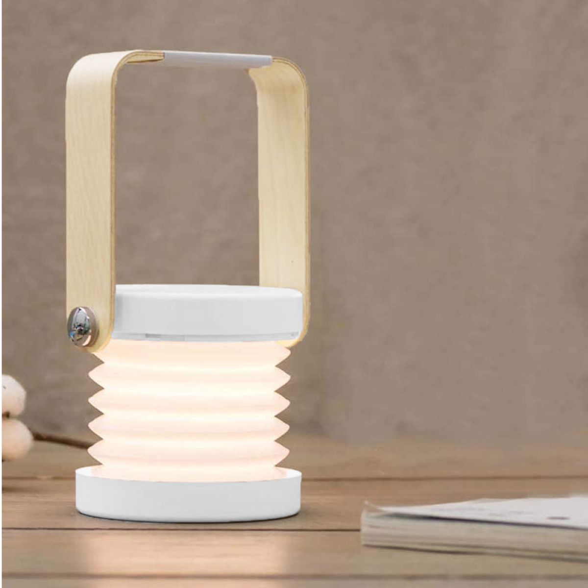 Weiße und hölzerne Laternenlampe auf brauner Oberfläche. Brauner Hintergrund.
