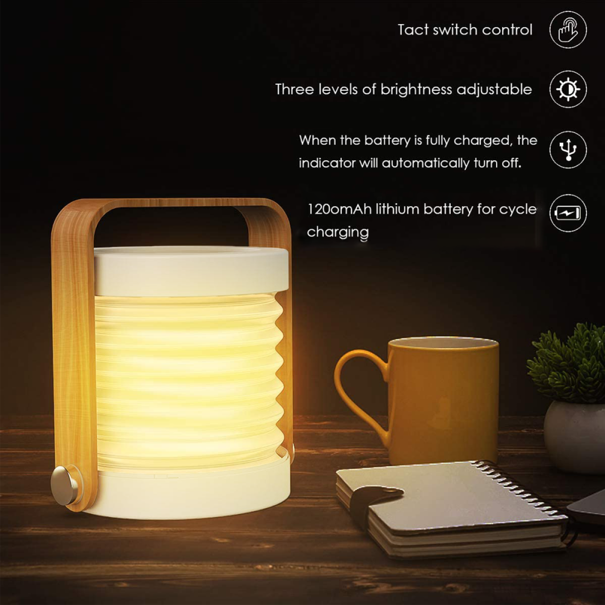 Eine weiße und hölzerne Laterne mit warmem Licht, neben einer Tasse und einem Notizbuch.