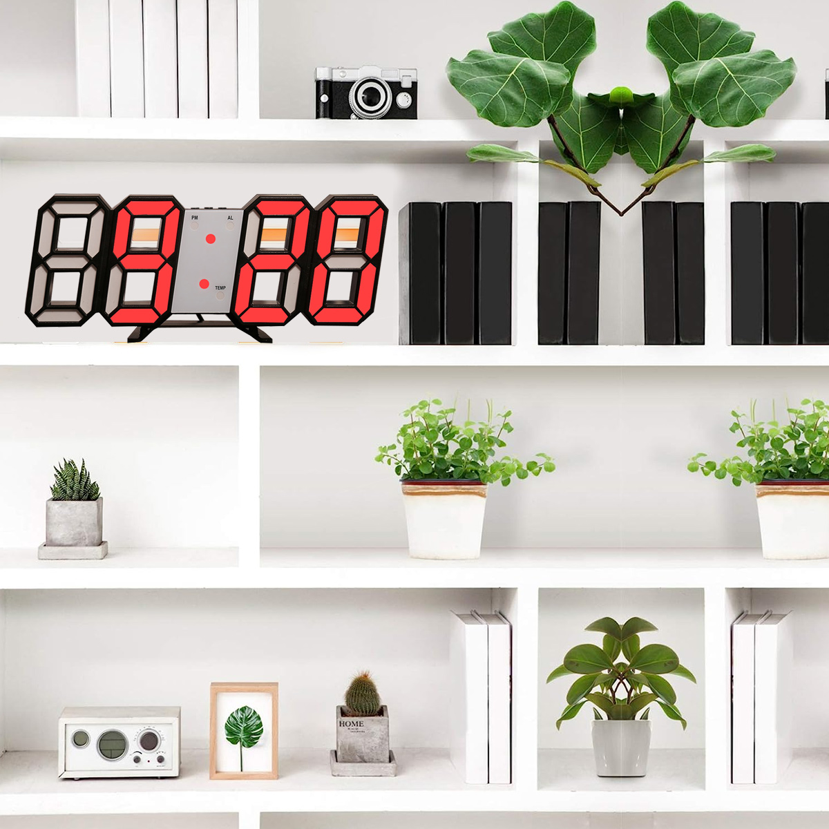 Ein Regal mit einer Digitaluhr, Pflanzen, einer Kamera und Büchern.