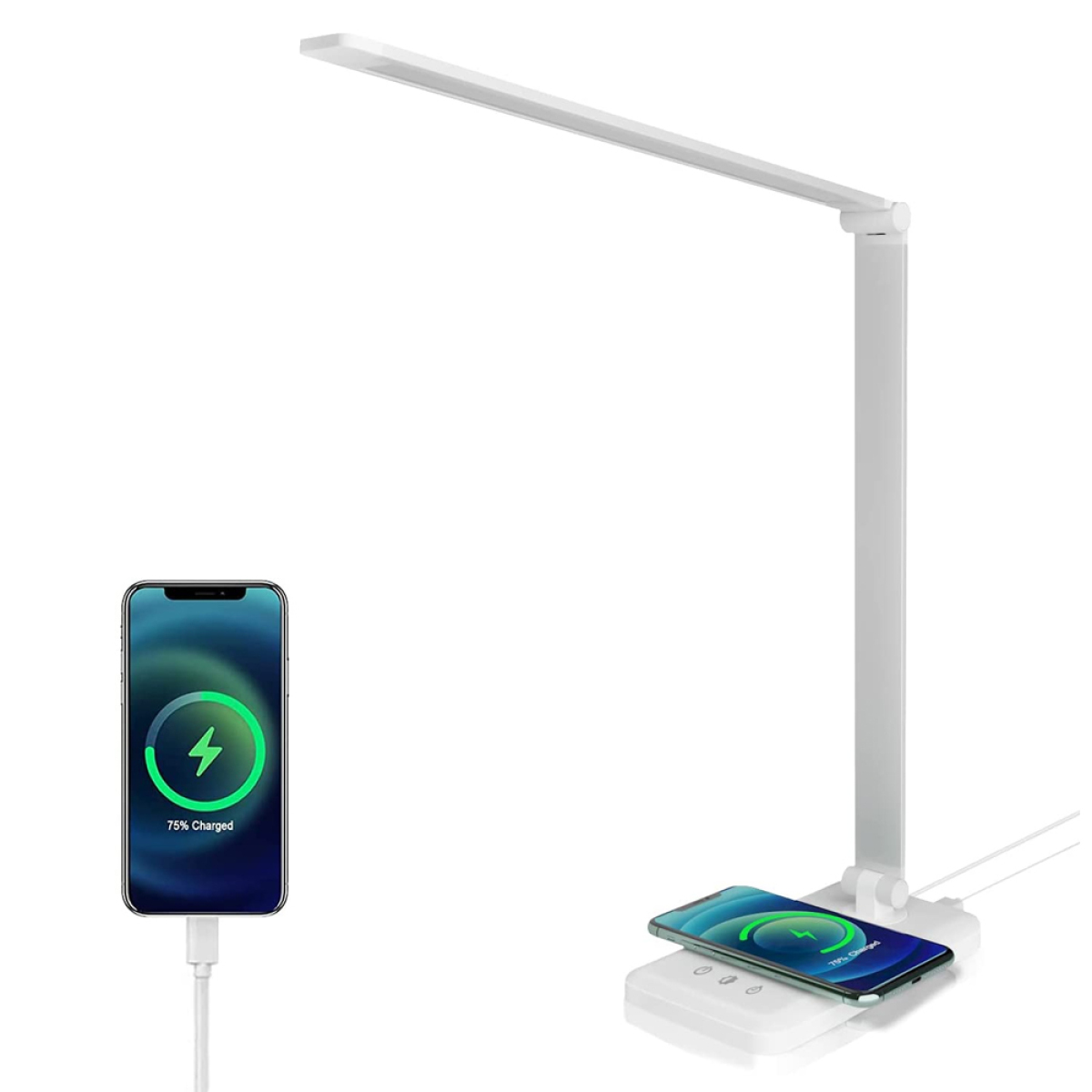 Eine weiße Schreibtischlampe mit einem Telefon, das auf der Basis geladen wird, und einem Telefon, das links mit einem Kabel geladen wird.